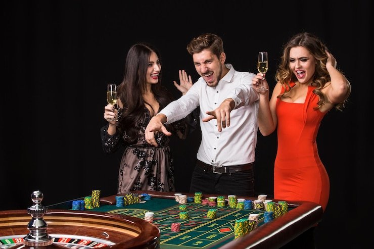 Pengguna betking88 berkomunikasi dengan layanan pelanggan melalui perangkat mobile dalam suasana modern